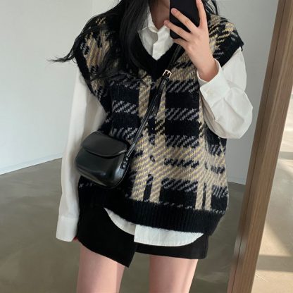 V-Neck Plaid Sweater Vest - Image 7