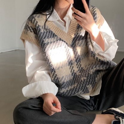 V-Neck Plaid Sweater Vest - Image 5